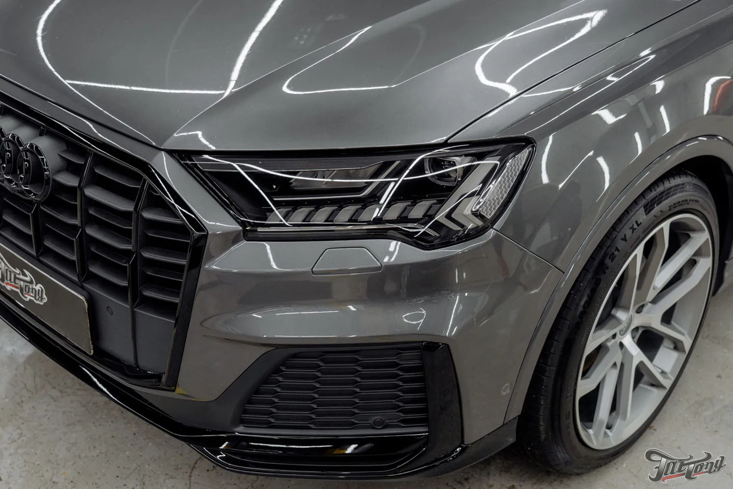 Отремонтировали бампера на Audi Q7, оклеили переднюю часть кузова полиуретаном, отполировали и покрыли керамикой кузов, провели химчистку салона и установили ремни безопасности с принтом